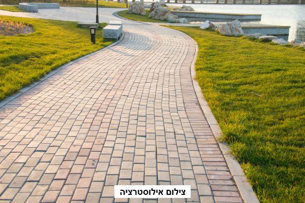 מעדה על המדרכה