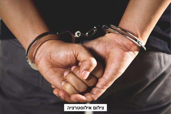 שוטרים הגיעו למסעדה במתחם קניות מוכר בחדרה ועצרו שני שב"חים מטול כרם